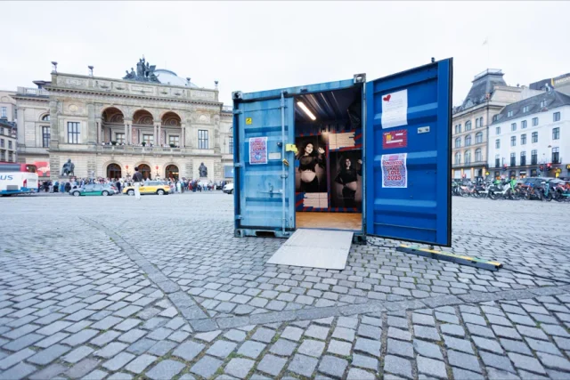 Powernators blå container foran Det Kongelige Teater