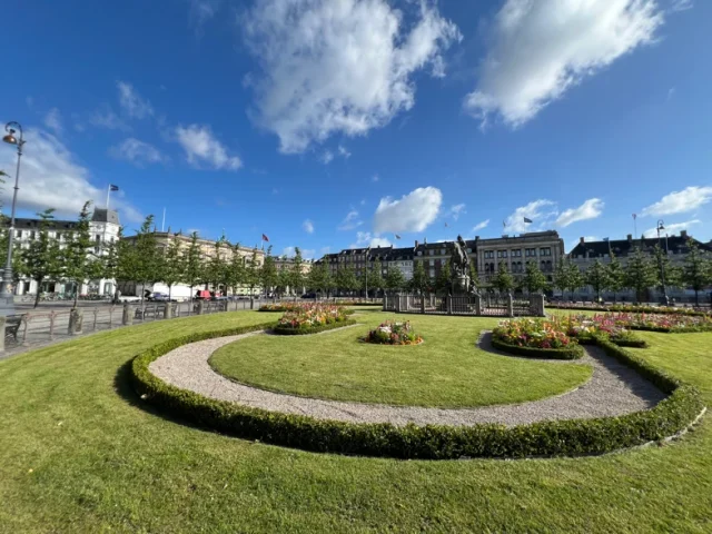 Kongens Nytorvs grønne midte og byrummet omkring den. Kongens Nytorvs grønne midte og byrummet omkring den.