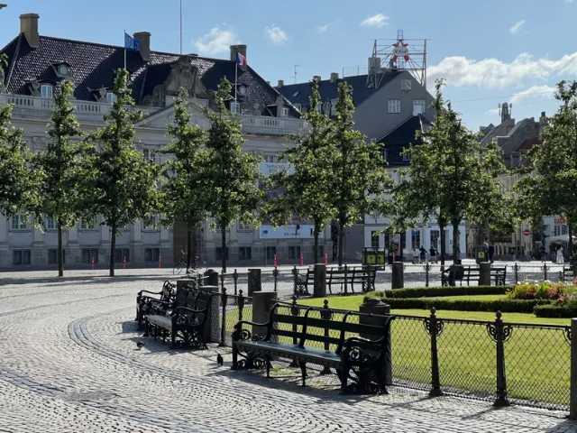 Plads til at standse op i byens centrum. Plads til at standse op i byens centrum.