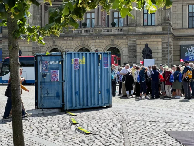 Mennesker ved udstillingscontaineren på Kongens Nytorv. Mennesker ved udstillingscontaineren på Kongens Nytorv.
