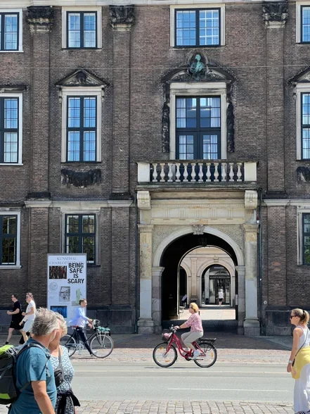 Charlottenborg, en del af pladsens kulturelle omgivelser. Charlottenborg, en del af pladsens kulturelle omgivelser.