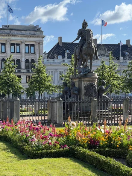 Rytterstatuen og blomsterne på Kongens Nytorv. Rytterstatuen og blomsterne på Kongens Nytorv.