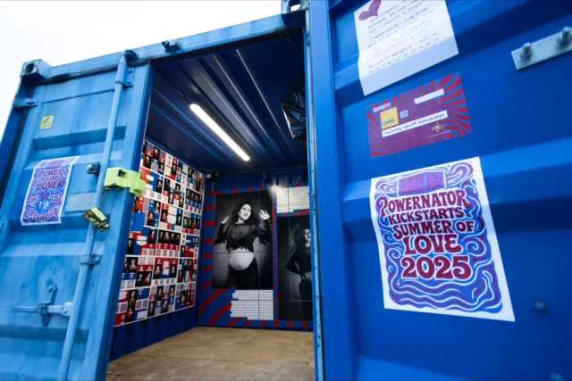 En åben dør til Powernator. Plakater, værker og synlig støtte fra projektets sponsorer. En åben dør til Powernator. Plakater, værker og synlig støtte fra projektets sponsorer.